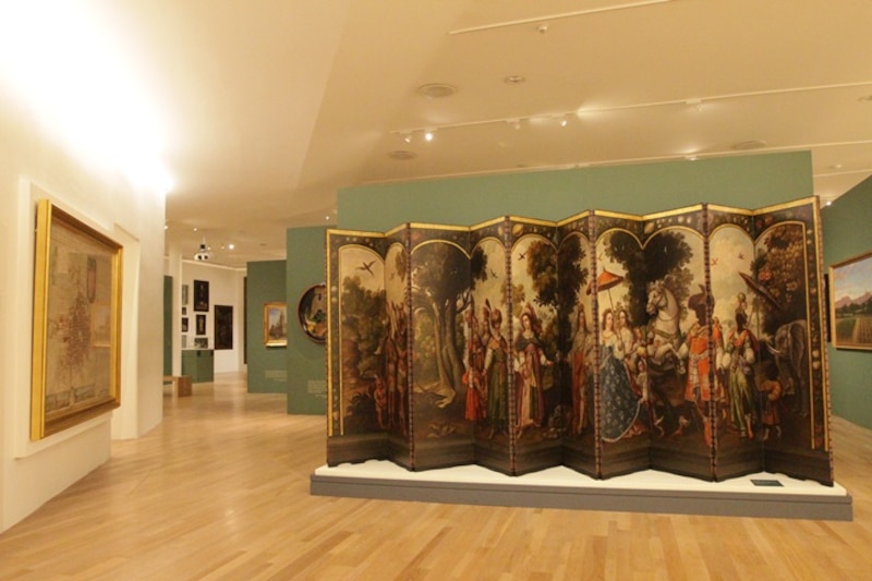 Exposición de arte en un museo.