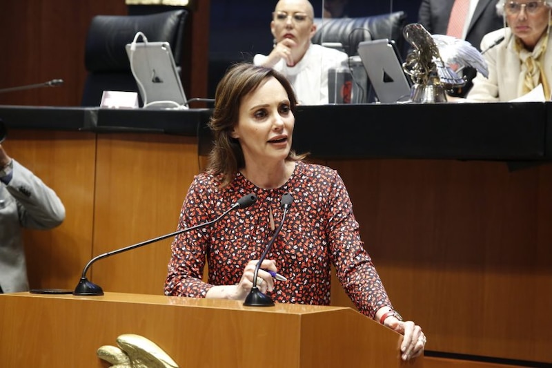 La diputada Margarita Zavala da un discurso en el Congreso de la Unión.