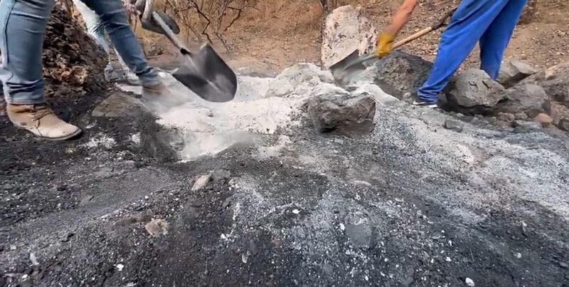 Obreros retiran escombros de una calle