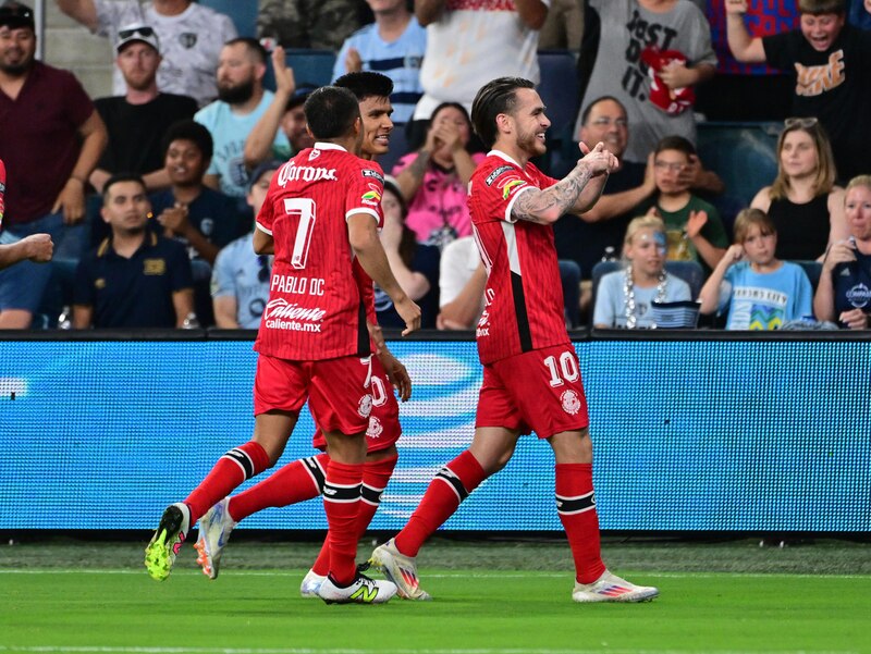 Jugadores de fútbol celebrando un gol