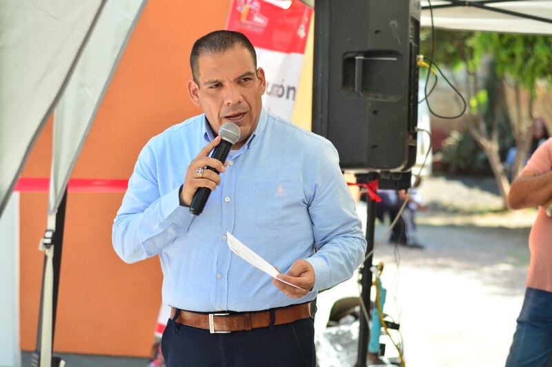 El alcalde de la ciudad de México, Miguel Ángel Mancera, pronuncia un discurso durante la inauguración de una nueva escuela.