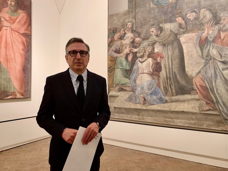 El director del museo da la bienvenida a los visitantes a la exposición