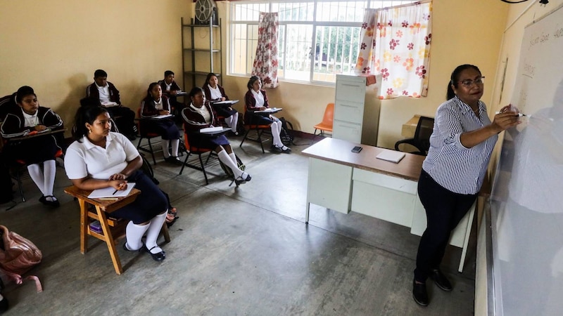 Profesora dando clase en un aula