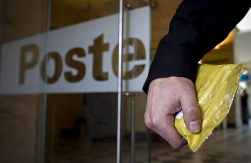 Un hombre sostiene un paquete en la mano