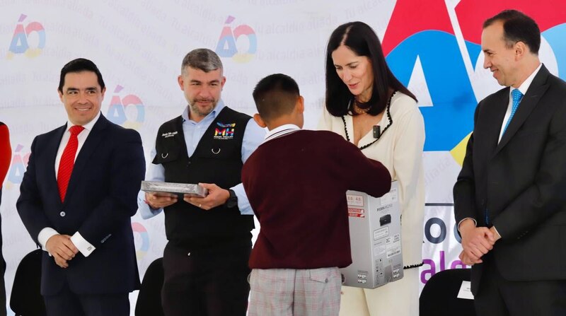 Entrega de útiles escolares a niños de escasos recursos