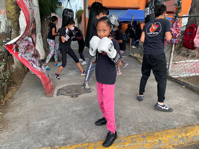 Jóvenes entrenando boxeo en un gimnasio