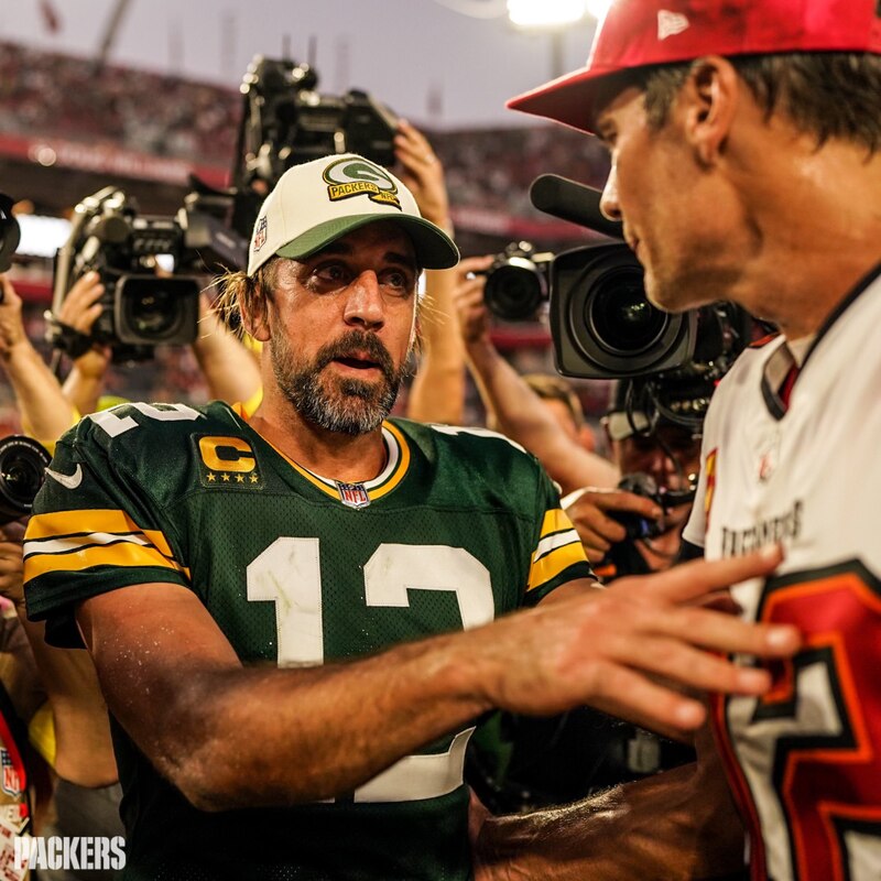 Aaron Rodgers y Tom Brady se saludan después del partido