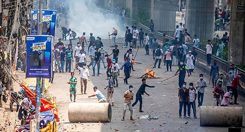 Enfrentamientos entre manifestantes y policías en las calles de Calcuta