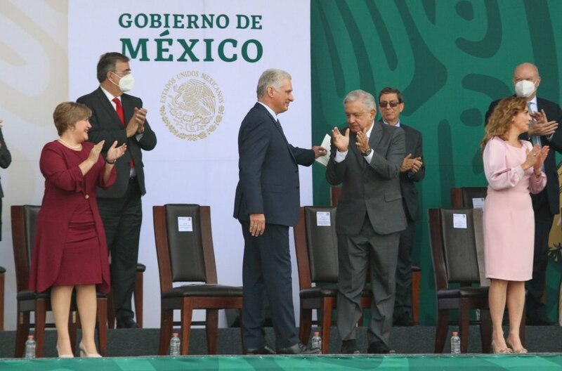 El presidente Andrés Manuel López Obrador saluda a invitados especiales en un evento público.