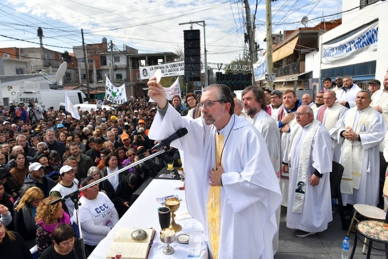 El cura párroco de la Villa 31 ofició una misa en la calle