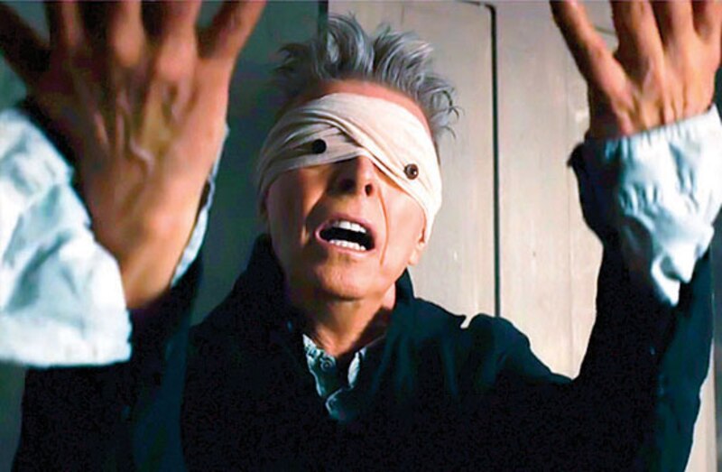 David Bowie con los ojos vendados