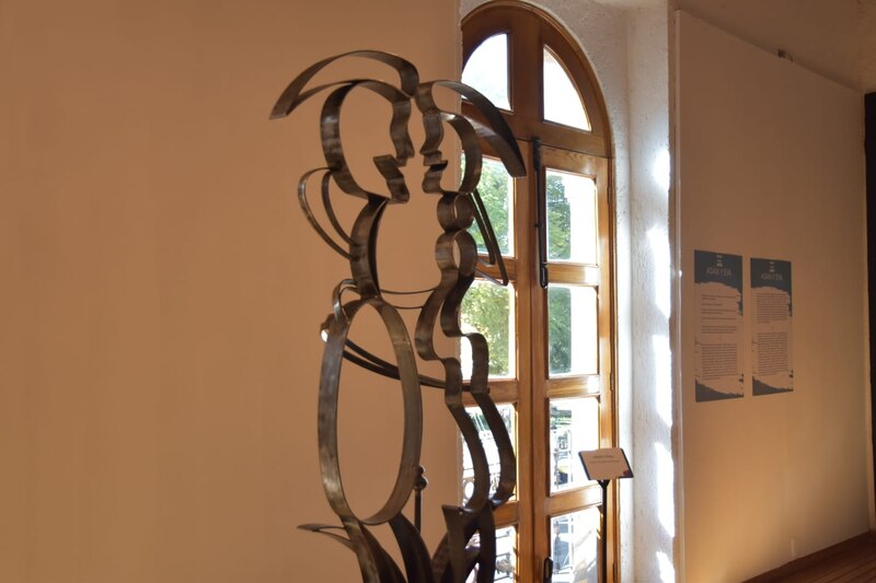 Escultura de metal en forma de mujer