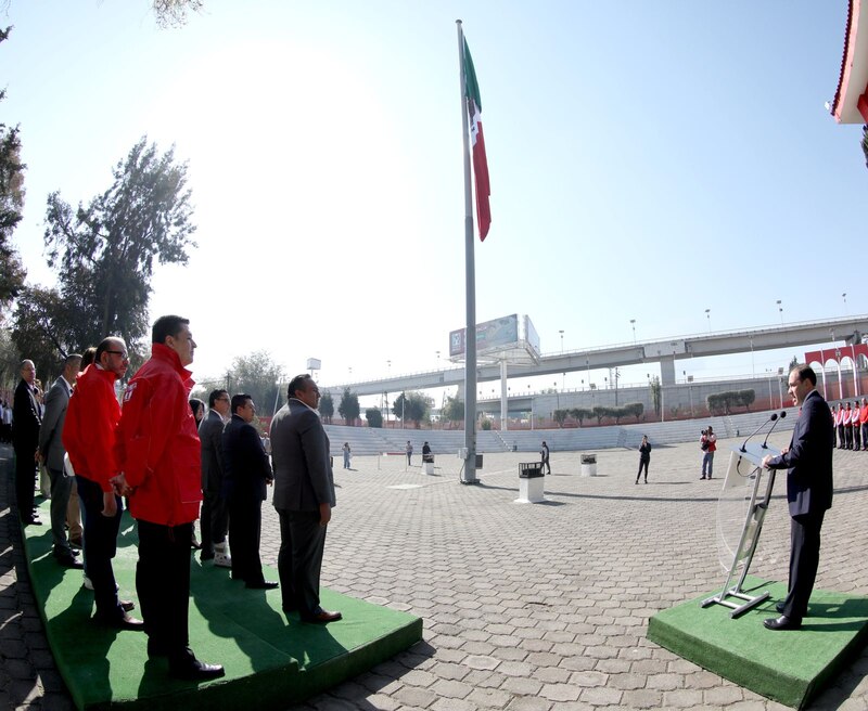 El presidente Enrique Peña Nieto encabeza la ceremonia de izamiento de la Bandera Nacional en el Campo Marte