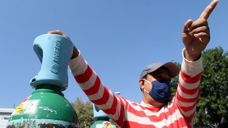 Un hombre con un tanque de oxígeno