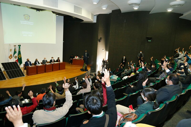 Estudiantes asisten a un foro sobre el medio ambiente en la Universidad Autónoma de México.