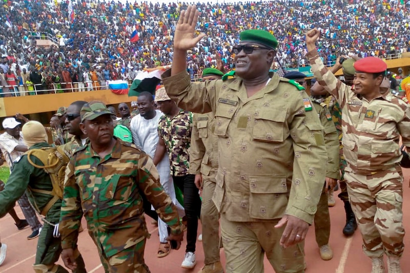 El presidente de Guinea, Mamady Doumbouya, saluda a la multitud durante un mitin político.