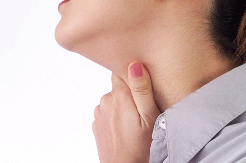 Mujer con dolor de garganta