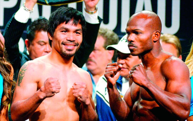 Manny Pacquiao y Floyd Mayweather Jr. se enfrentan en el ring