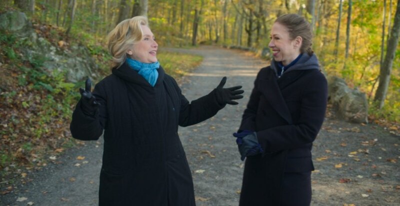 Hillary Clinton y Amy Schumer en un paseo por el bosque