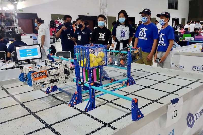 Estudiantes participan en una competencia de robótica.