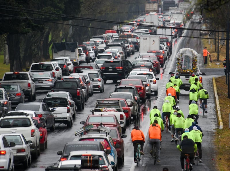 Ciclistas que participan en la Peregrinación al Tepeyac tuvieron que sortear el caos vehicular que se vivió por varias horas en Paseo Tollocan a causa de un bloque de transportistas del estado de Hidalgo.
