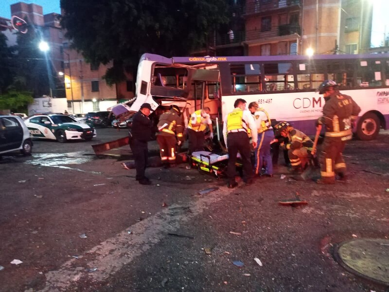 Accidente de autobús en la Ciudad de México deja varios heridos