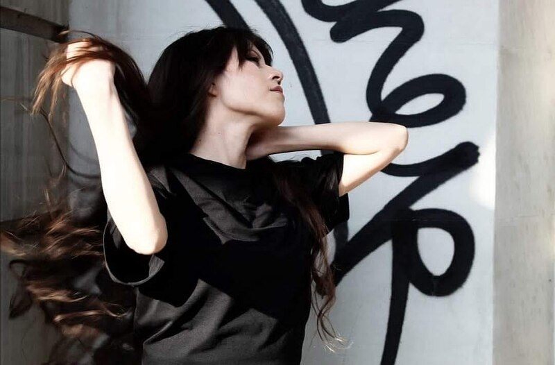 Mujer joven con el pelo largo y negro.