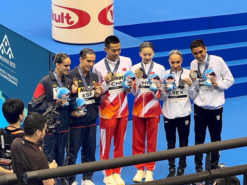 Podio de clavados sincronizados mixtos 3m en el Campeonato Mundial de Natación de 2022