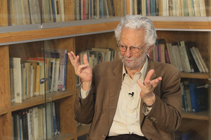 El lingüista Noam Chomsky en su biblioteca