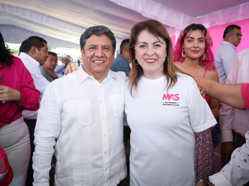 Candidata del MAS junto a un hombre