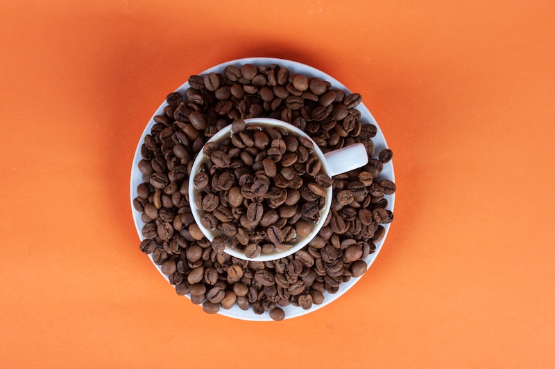 Taza de café sobre fondo naranja