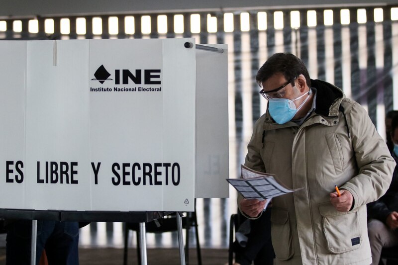 Un hombre vota en una urna durante las elecciones en México