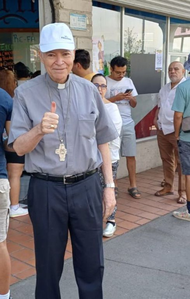 El cardenal Baltazar Porras en la cola del supermercado