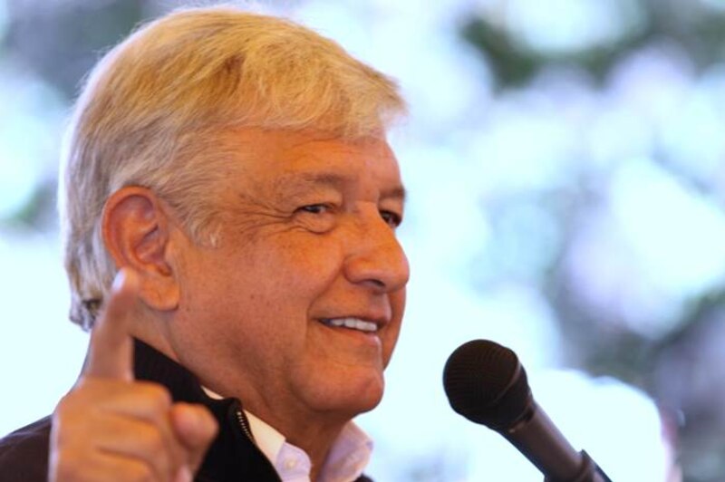 El presidente López Obrador da un discurso ante un micrófono.