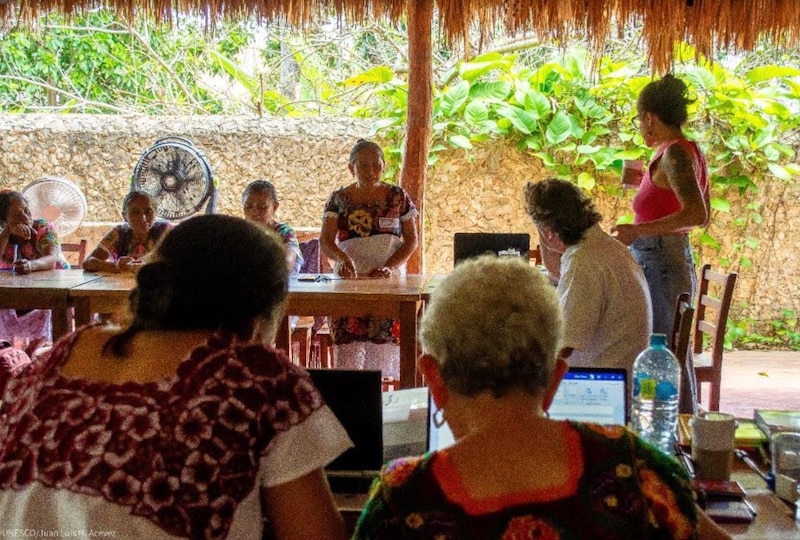 Mujeres indígenas en un taller de alfabetización digital