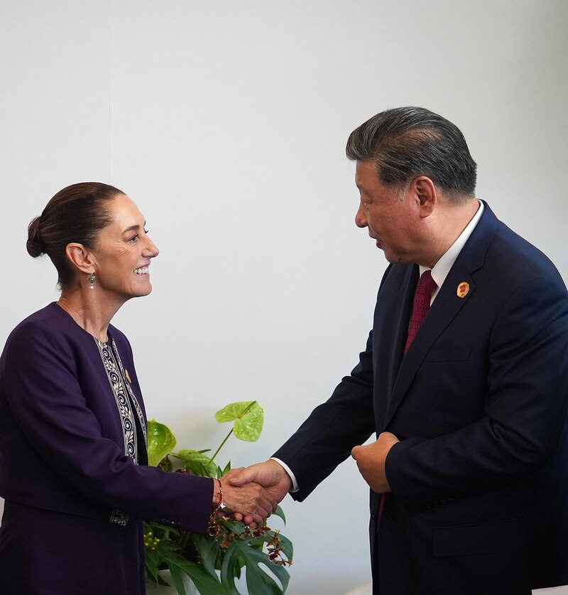 La mandataria mexicana, Claudia Sheinbaum, saludando al presidente de China, Xi Jinping, durante un encuentro en la cumbre del G20, en Río de Janeiro (Brasil). Sheinbaum expresó su gratitud a Xi Jinping por el apoyo de su gobierno en la producción y entrega de enseres domésticos destinados a las familias afectadas en 2023 por el devastador huracán Otis, en Acapulco, uno de los principales destinos turísticos del país. (EFE/ Presidencia De México)