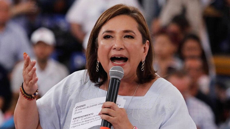 La candidata presidencial colombiana Ingrid Betancourt se dirige a los jóvenes en un mitin de campaña.