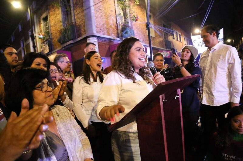 La alcaldesa de Ciudad de México, Claudia Sheinbaum, pronuncia un discurso ante una multitud.