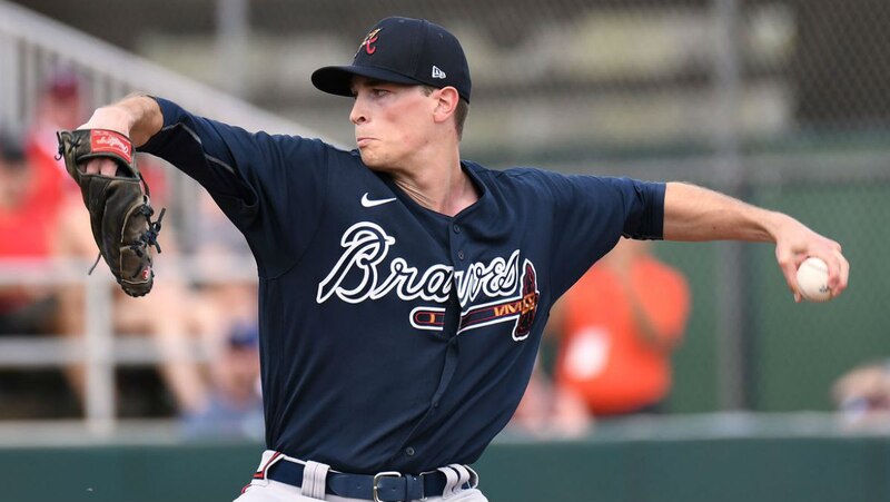El lanzador de los Bravos, Kyle Wright, lanza una bola rápida durante el partido contra los Marlins.