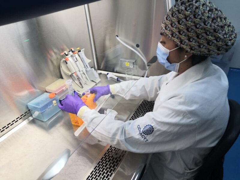Científica trabajando en un laboratorio
