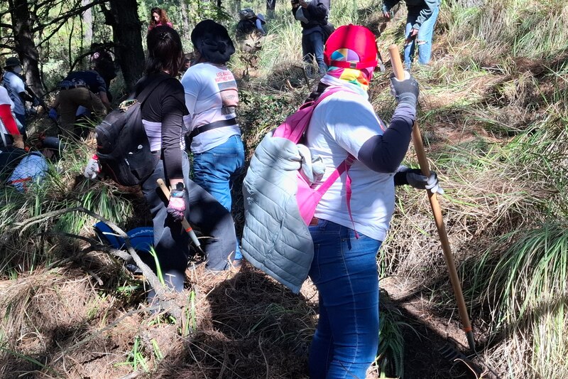 Madres buscadoras portan playeras con las fotografías de sus desaparecidos en busca de restos.