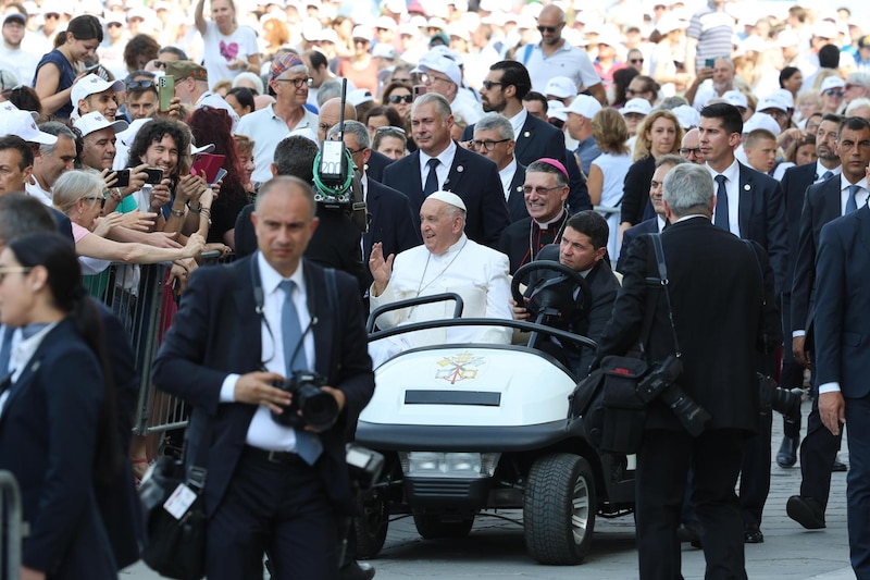 El Papa Francisco saluda a la multitud en su papamóvil