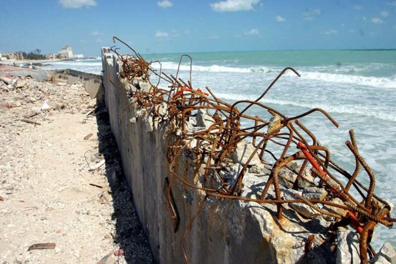 Ruinas de un muelle en el mar