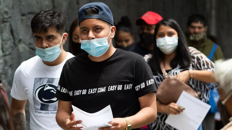 Jóvenes usando mascarillas faciales