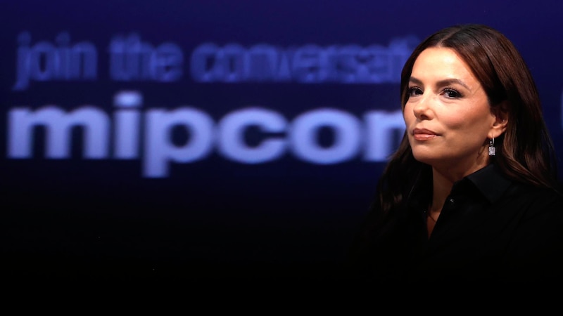 Eva Longoria habla en una conferencia de prensa en MIPCOM 2022