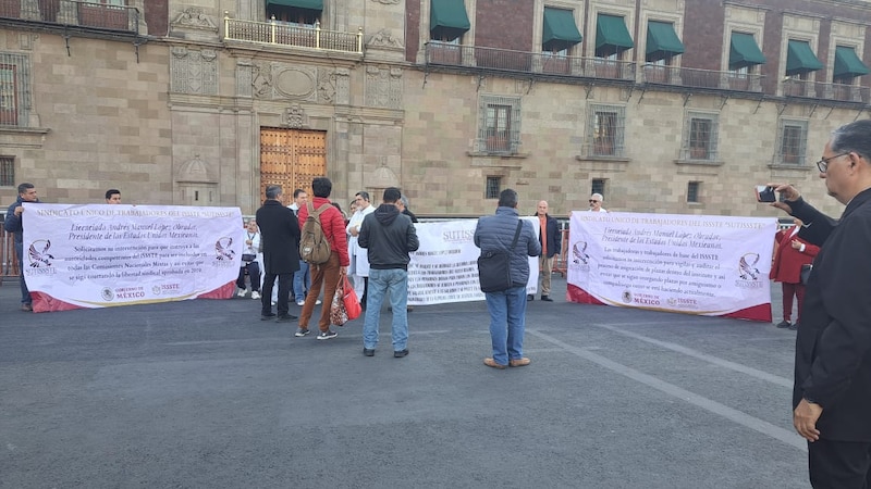 Protesta de trabajadores del ISSSTE en la Ciudad de México