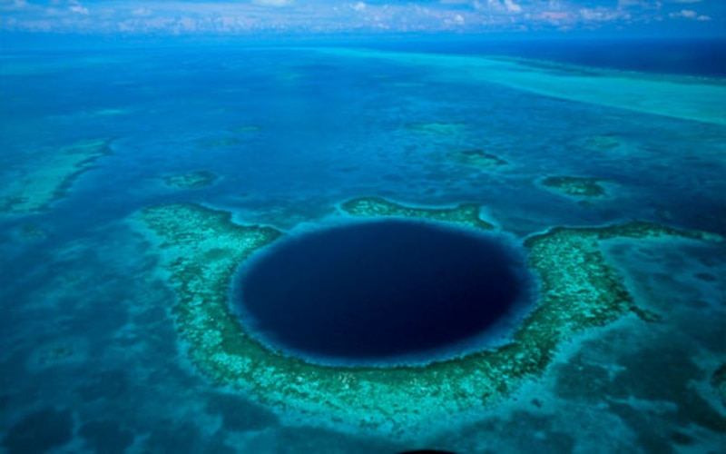 Cenote azul profundo en el mar Caribe