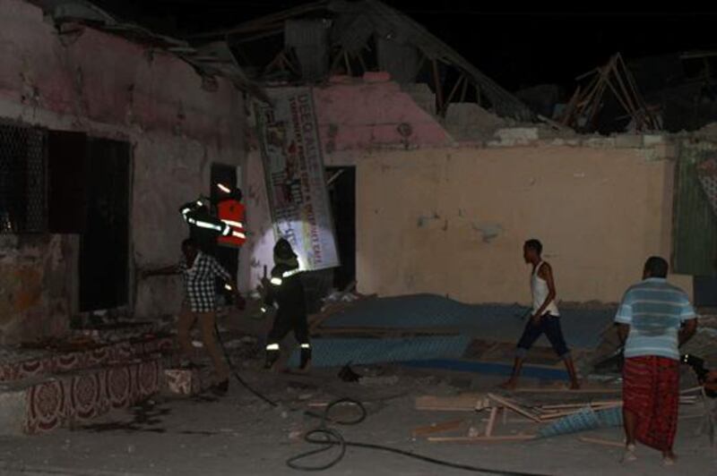 Rescatistas buscan sobrevivientes entre los escombros de un edificio derrumbado