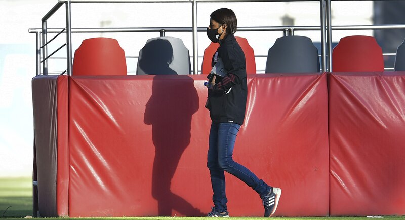 La entrenadora de fútbol, Natalia Campos, observa el entrenamiento de su equipo.