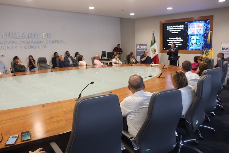 Funcionarios del C5 Escudo Jalisco en reunión con representantes de BASC y Jabil para fortalecer la cooperación en seguridad.